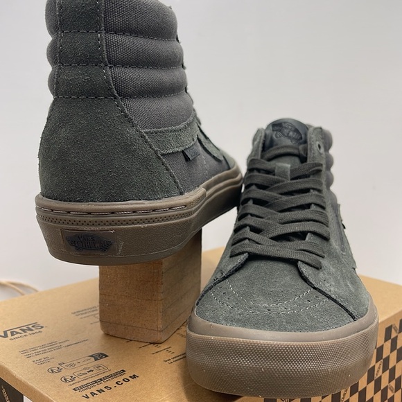 Vans • Men’s Bmx Sk8-Hi Dark Gray/Gum
VN0005V0BFD
Sneakers - Picture 8 of 16